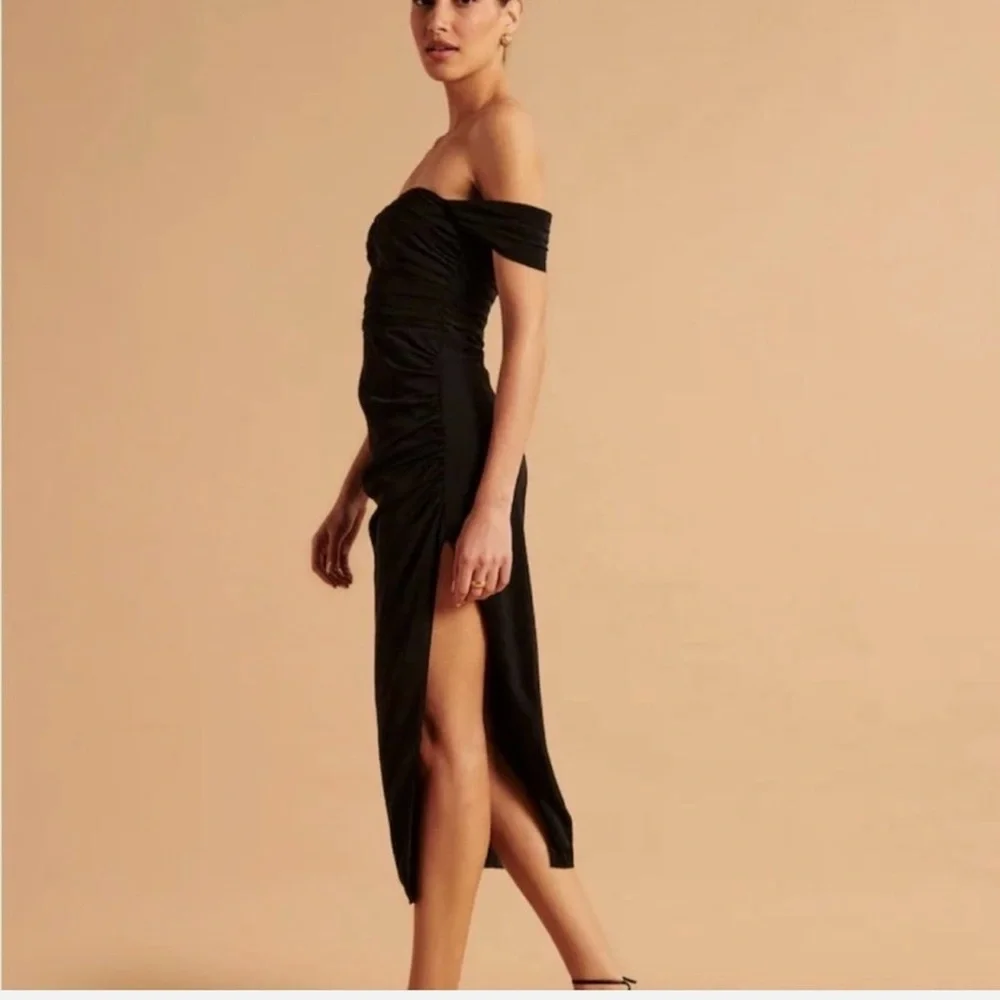 NWT Abercrombie & Fitch Off-The-Shoulder Ruched Black Side Slit Midi Dress Small - Picture 4 of 13